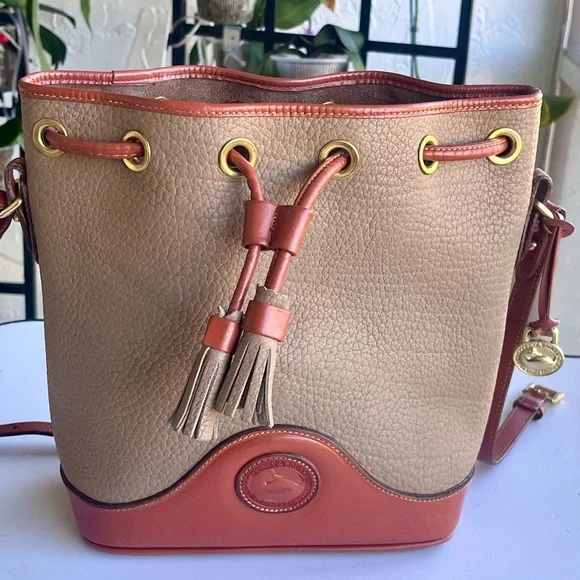 VINTAGE DOONEY AND BOURKE CROSSBODY BUCKET SAND AND TAN TRIM DRAWSTRING - Picture 2 of 15